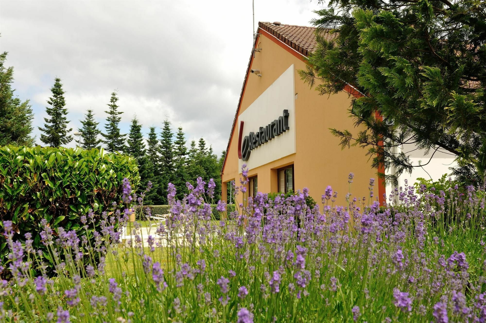 Kyriad Sedán Exterior foto